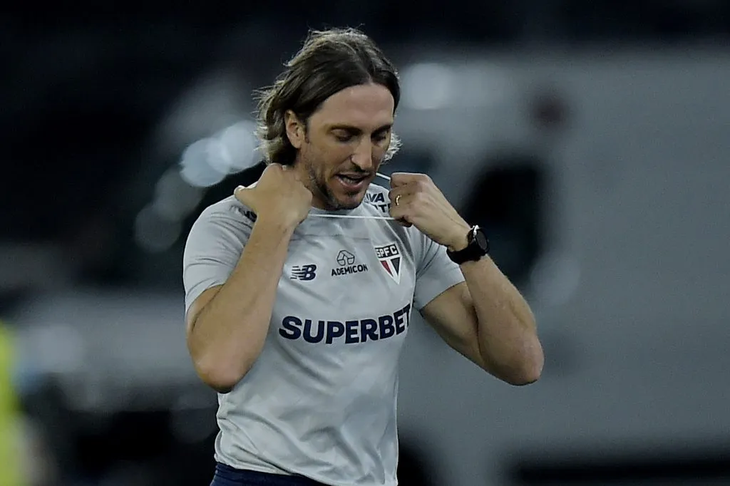 Luis Zubeldía, técnico do São Paulo, durante partida contra o Botafogo no Nilton Santos pela Copa Libertadores 2024. Foto: Alexandre Loureiro / AGIF