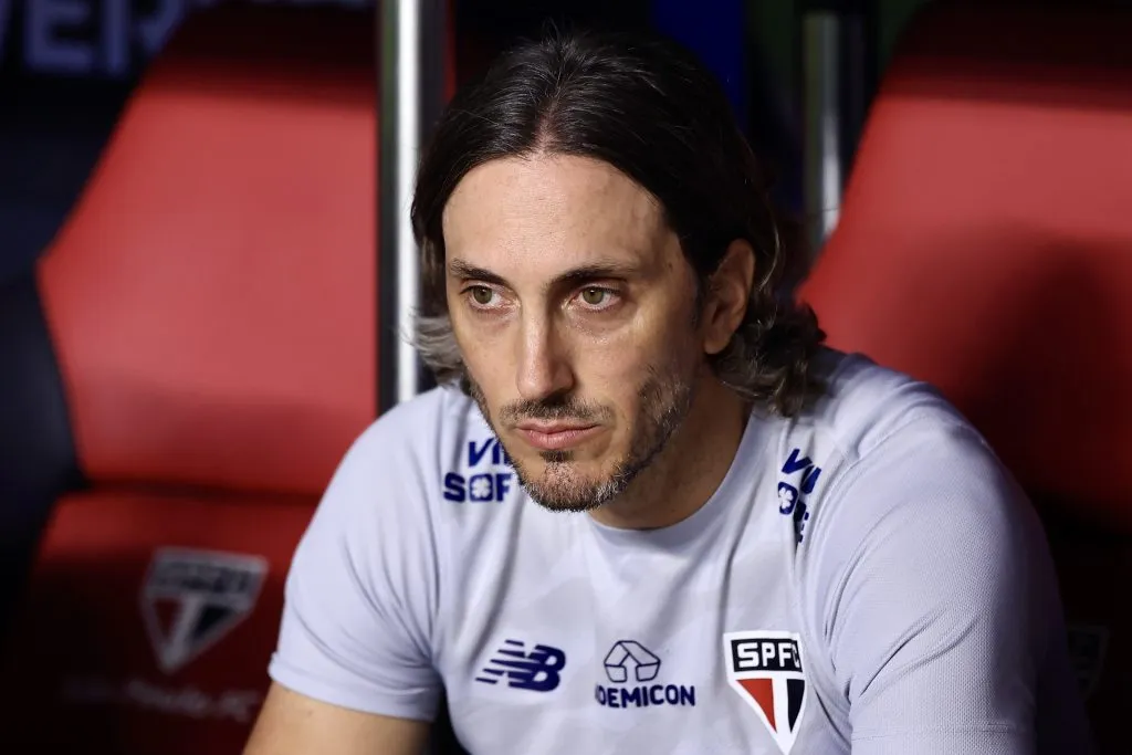 Luis Zubeldia técnico do São Paulo durante partida contra o Botafogo no estádio Morumbi pelo campeonato Copa Libertadores 2024. Foto: Marcello Zambrana/AGIF