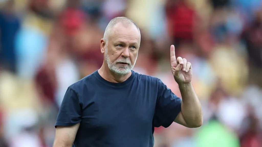 Mano Menezes durante o Fla-Flu deste sábado (8)