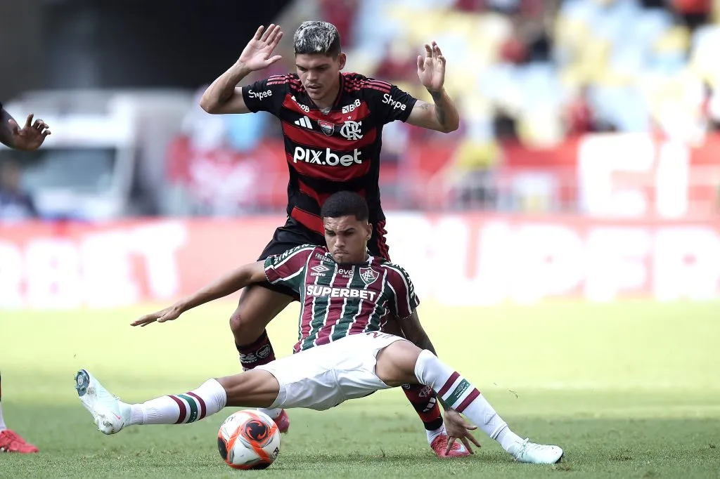 RJ – RIO DE JANEIRO – 08/02/2025 – CARIOCA 2025, FLUMINENSE X FLAMENGO – Riquelme Felipe  jogador do Fluminense disputa lance com Ayrton Lucas jogador do Flamengo durante partida no estadio Maracana pelo campeonato Carioca 2025. Foto: Alexandre Loureiro/AGIF