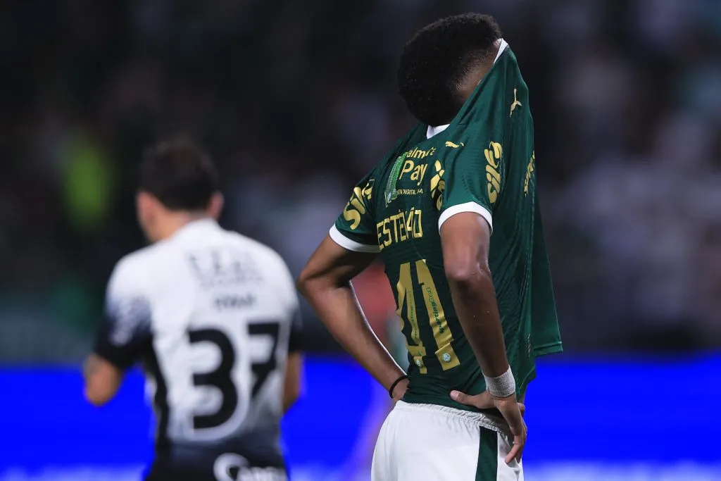 Estevão, do Palmeiras, lamenta durante partida contra o Corinthians no Allianz Parque pelo Campeonato Paulista 2025. Foto: Ettore Chiereguini / AGIF