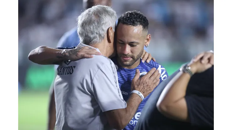 Neymar Jr. jogador do Santos durante aquecimento antes da partida contra o Botafogo-SP no estádio Vila Belmiro pelo campeonato Paulista 2025. Foto: Reinaldo Campos/AGIF