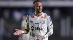 Neymar Jr., do Santos, lamenta durante partida contra o Botafogo-SP na Vila Belmiro pelo Campeonato Paulista 2025. Foto: Ettore Chiereguini / AGIF