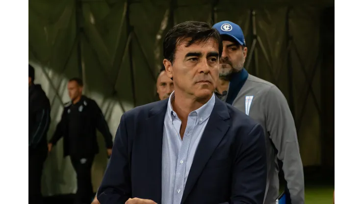 Quinteros vê Grêmio atender seu pedido com a chegada de zagueiro - Foto: Jeferson Guareze/AGIF