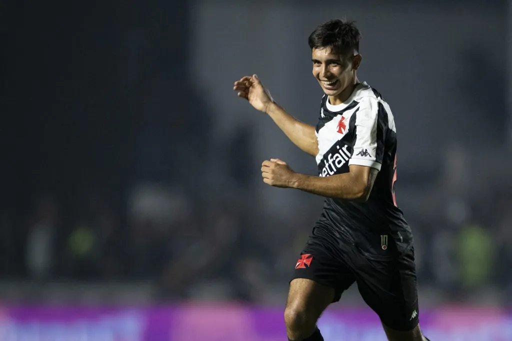 Sforza, do Vasco, comemora seu gol durante partida contra o Corinthians em São Januário pelo Campeonato Brasileiro A 2024. Foto: Jorge Rodrigues /AGIF