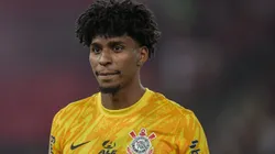 Hugo Souza defendendo o Corinthians em partida no ano passado.