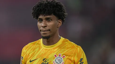 Hugo Souza defendendo o Corinthians em partida no ano passado.