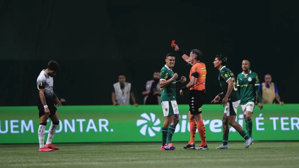 Yuri Alberto jogador do Corinthians recebe cartão vermelho do árbitro durante partida contra o Palmeiras no estádio Arena Allianz Parque pelo campeonato Paulista 2025. Foto: Ettore Chiereguini/AGIF