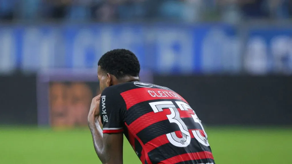 Cleiton jogador do Flamengo lamenta durante partida contra o Gremio no estadio Arena do Gremio pelo campeonato Brasileiro A 2024. Foto: Maxi Franzoi/AGIF