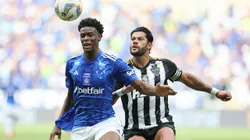 Jonathan jogador do Cruzeiro disputa lance com Hulk jogador do Atletico-MG durante partida no estadio Mineirao pelo campeonato Mineiro 2025. Foto: Gilson Lobo/AGIF
