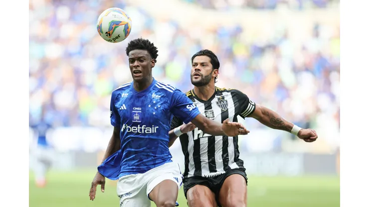 Jonathan jogador do Cruzeiro disputa lance com Hulk jogador do Atletico-MG durante partida no estadio Mineirao pelo campeonato Mineiro 2025. Foto: Gilson Lobo/AGIF
