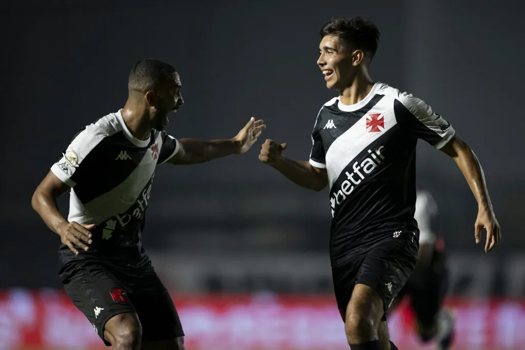 RJ – RIO DE JANEIRO – 10/07/2024 – BRASILEIRO A 2024, VASCO X CORINTHIANS – Sforza jogador do Vasco comemora seu gol com Paulo Henrique jogador da sua equipe durante partida contra o Corinthians no estadio Sao Januario pelo campeonato Brasileiro A 2024. Foto: Jorge Rodrigues/AGIF