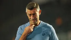 Pedro Caixinha, técnico do Santos, antes da partida contra o Mirassol no estádio Vila Belmiro pelo Campeonato Paulista - Foto: Reinaldo Campos/AGIF