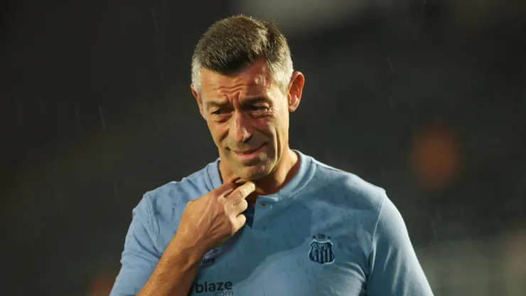 Pedro Caixinha, técnico do Santos, antes da partida contra o Mirassol no estádio Vila Belmiro pelo Campeonato Paulista - Foto: Reinaldo Campos/AGIF