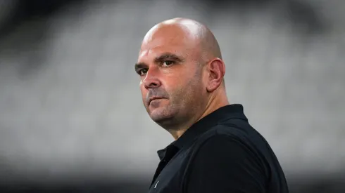 Carlos Leiria concedeu entrevista após a derrota do Botafogo. Foto: Thiago Ribeiro/AGIF