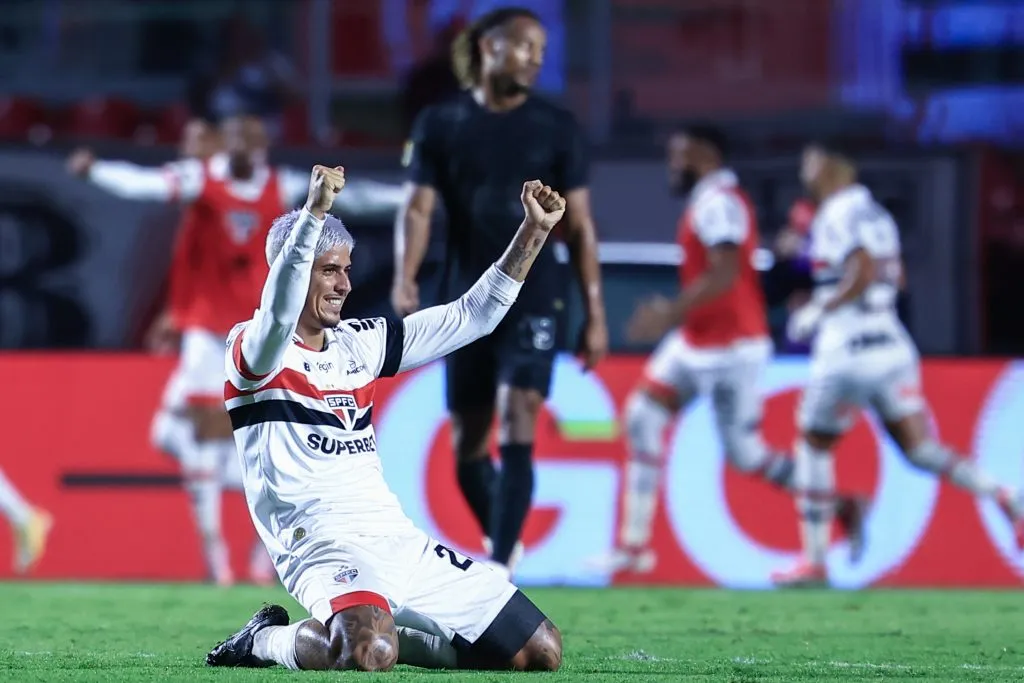 Zagueiro durante o Majestoso. Foto: Marcello Zambrana/AGIF