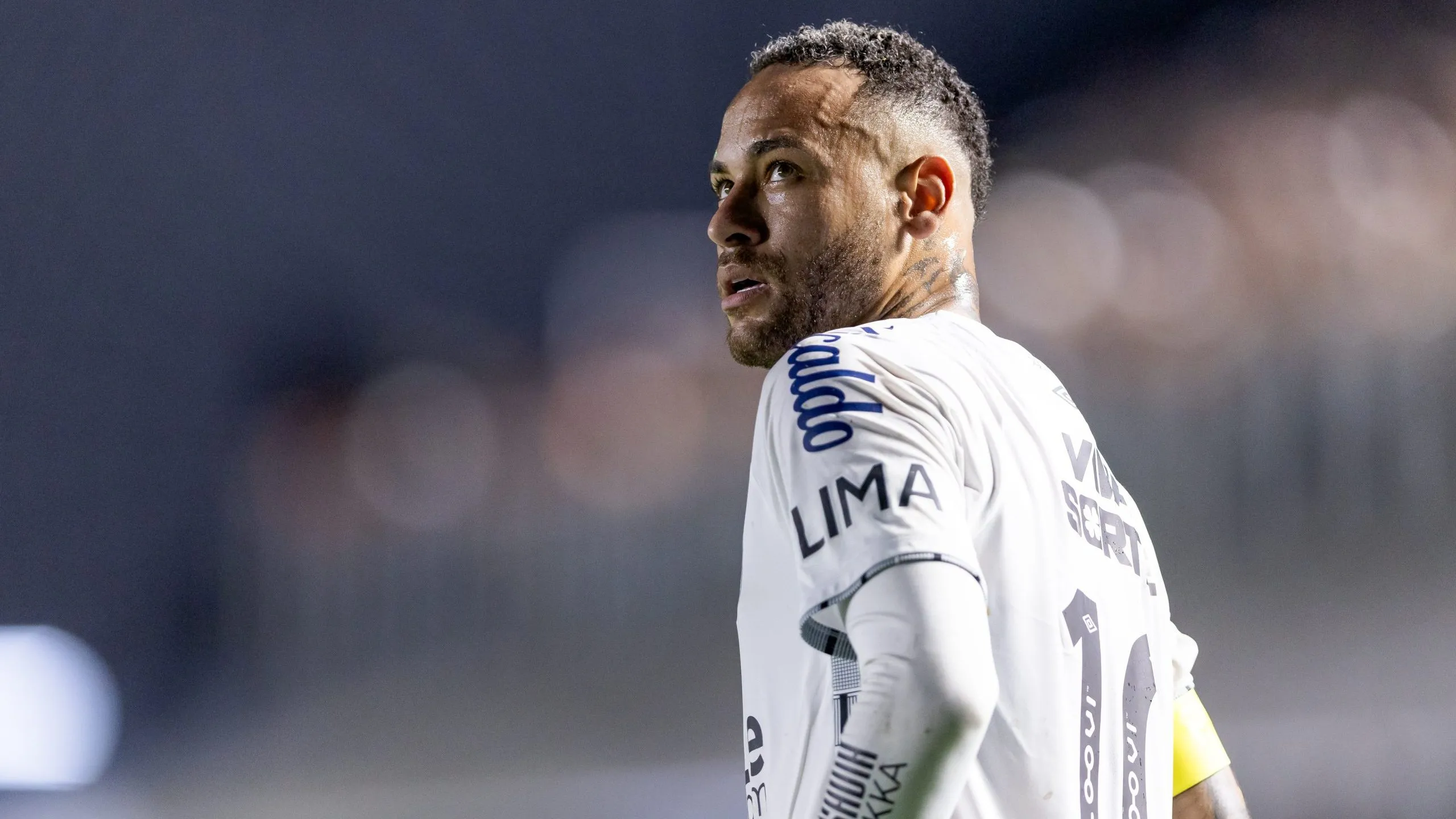 Neymar Jr. jogador do Santos durante partida contra o Botafogo-SP no estadio Vila Belmiro pelo campeonato Paulista 2025. Foto: Ettore Chiereguini/AGIF