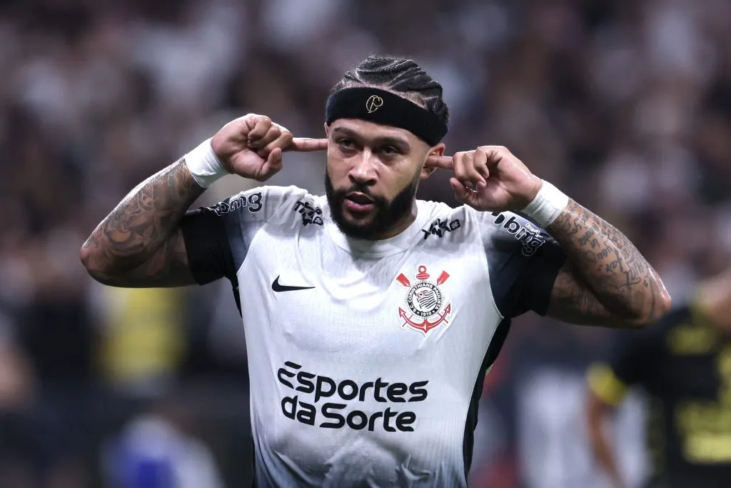 Depay marcou o segundo gol do Corinthians na partida. Foto: Marcello Zambrana/AGIF