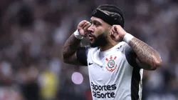Memphis Depay jogador do Corinthians comemora seu gol - Foto: Marcello Zambrana/AGIF