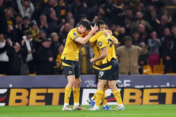 Joao Gomes do Wolverhampton comemora golaço com os companheiros de equipe e classificação nas oitavas da Copa da Inglaterra. Foto: Nathan Stirk/Getty Images