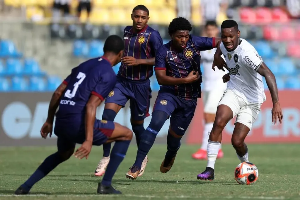 Jogador do Botafogo disputa lance com rival do Madureira em jogo válido pelo Carioca 2025, no Estádio Kleber Andrade. Foto: Vítor Silva/BFR