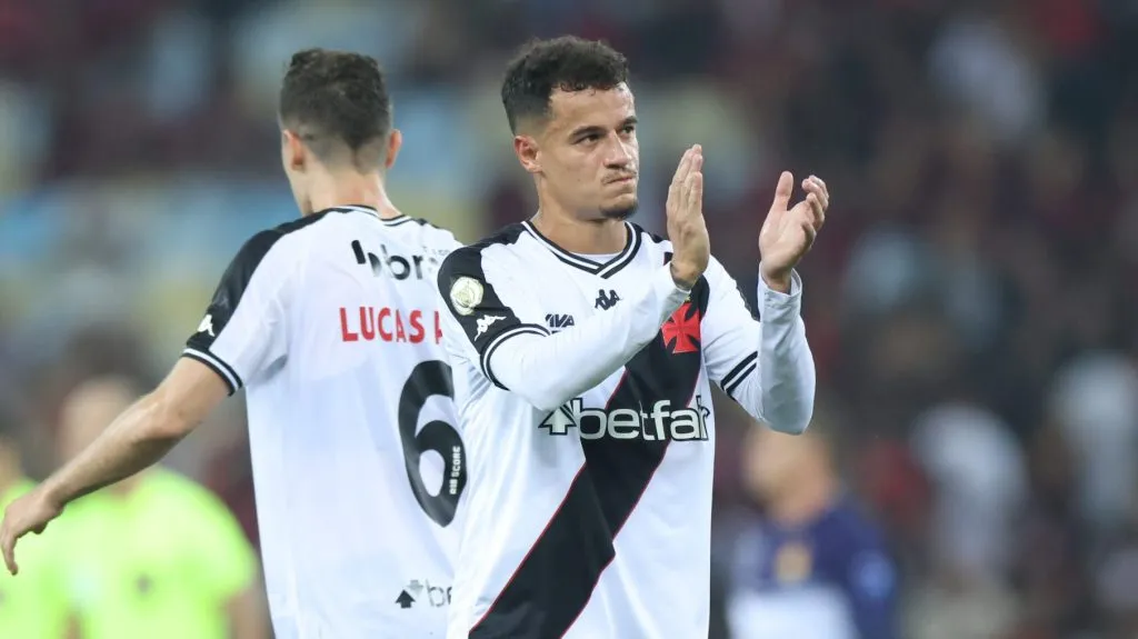 Edmundo não esconde incômodo com desempenho abaixo de grandes nomes do elenco, como Coutinho – Foto: Lucas Figueiredo/Getty Images