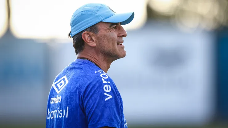Gustavo Quinteros comandando treino tático no CT Luiz Carvalho. Foto: Lucas Uebel/Grêmio FBPA