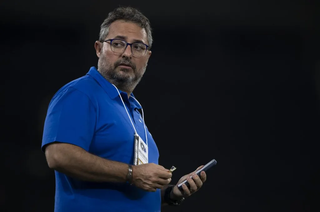 RJ – RIO DE JANEIRO – 27/07/2024 – BRASILEIRO A 2024, BOTAFOGO X CRUZEIRO – Alexandre Mattos diretor de futebol do Cruzeiro antes da partida contra o Botafogo no estadio Engenhao pelo campeonato Brasileiro A 2024.  Foto: Jorge Rodrigues/AGIF
