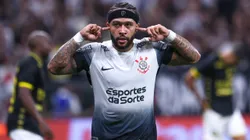 Memphis Depay, do Corinthians, comemora seu gol durante partida contra o São Bernardo na Arena Corinthians pelo Campeonato Paulista 2025. Foto: Marcello Zambrana / AGIF