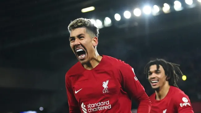 Foto: Michael Regan/Getty Images – Roberto F. ex-Liverpool, é disputado por gigantes do futebol brasileiro.