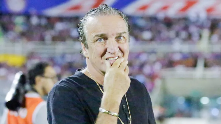 Cuca reprovou uma investida do Atlético-MG por Rollheiser.