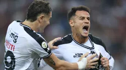 Vegetti e Coutinho pelo Vasco em partida contra o Flamengo pelo Campeonato Brasileiro de 2024. Foto: Lucas Figueiredo / Getty Images