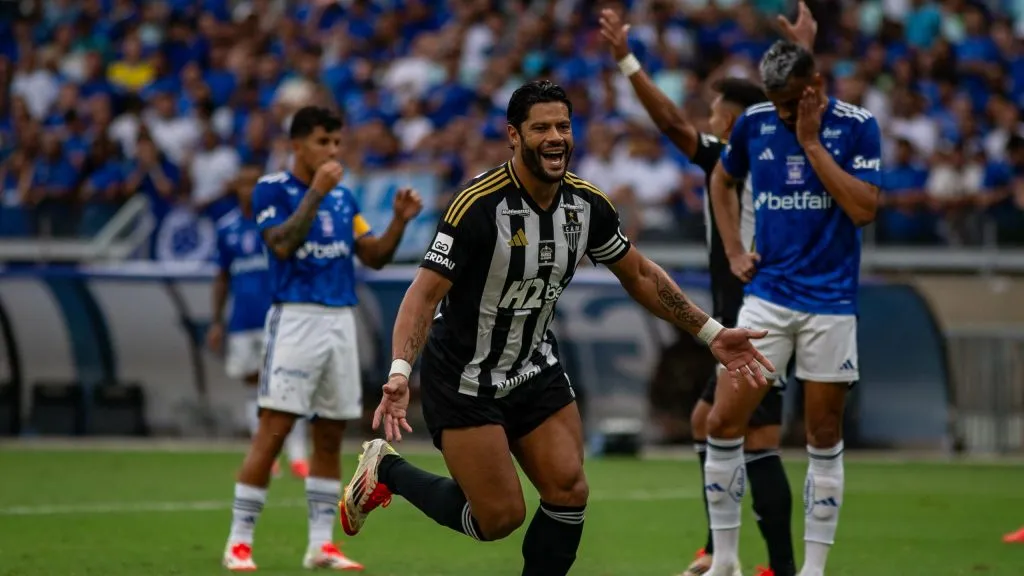 Hulk comemora gol em Cruzeiro x Atlético-mg. Foto: Fernando Moreno/AGIF