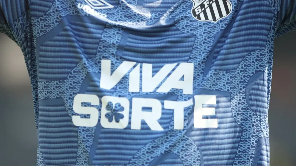 Viva Sorte também estampa o uniforme do Santos - Foto: Reinaldo Campos/AGIF.