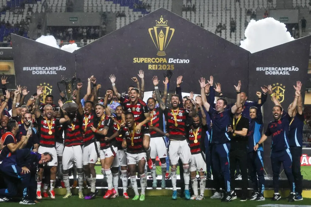 Jogadores do Flamengo comemoram titulo de campeão após partida contra o Botafogo no Mangueirão pela decisão da Supercopa 2025. Foto: Fernando Torres / AGIF