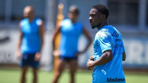 Francis Amuzu treinando no Grêmio - Foto: Lucas Uebel/Grêmio