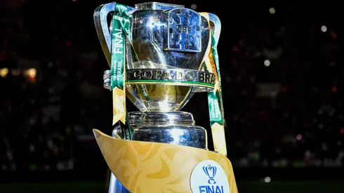 A taça da Copa do Brasil vista antes da partida entre Flamengo e Corinthians no Maracanã pela Copa do Brasil 2022. Foto: Thiago Ribeiro / AGIF