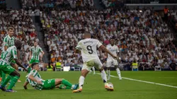 Kylian Mbappé com a posse de bola em partida diante do Real Betis. Foto: D. Canales Carvajal / Alamy Stock Photo
