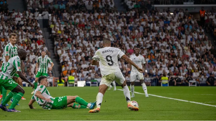 Kylian Mbappé com a posse de bola em partida diante do Real Betis. Foto: D. Canales Carvajal / Alamy Stock Photo