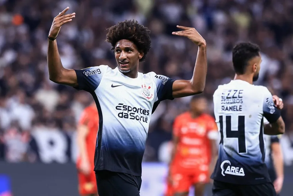 Talles em partida com o Velo Clube. Foto: Marcello Zambrana/AGIF