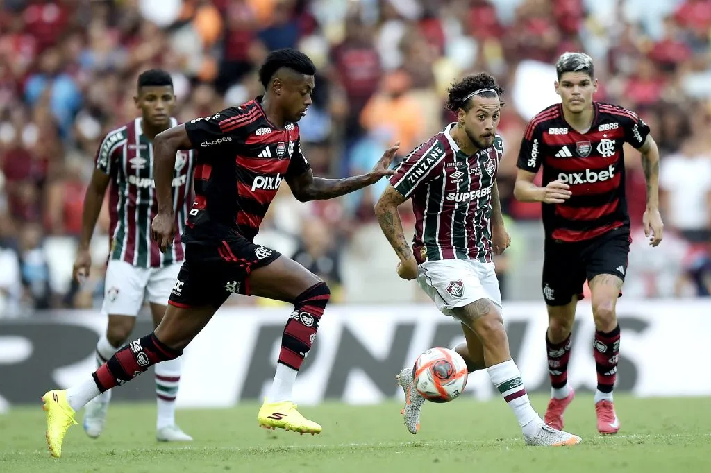 RJ – RIO DE JANEIRO – 08/02/2025 – CARIOCA 2025, FLUMINENSE X FLAMENGO – Guga jogador do Fluminense disputa lance com Bruno Henrique jogador do Flamengo durante partida no estadio Maracana pelo campeonato Carioca 2025. Foto: Alexandre Loureiro/AGIF