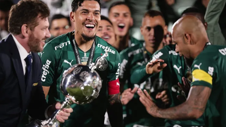 Palmeiras com o troféu da Copa Libertadores 2021. Foto: Ettore Chiereguini/AGIF