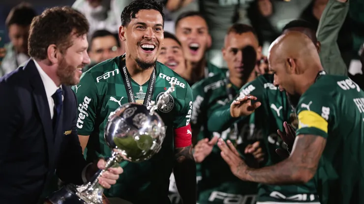Palmeiras com o troféu da Copa Libertadores 2021. Foto: Ettore Chiereguini/AGIF