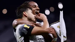 Romero jogador do Corinthians comemora seu gol com Carrillo jogador da sua equipe - Foto: Marcello Zambrana/AGIF