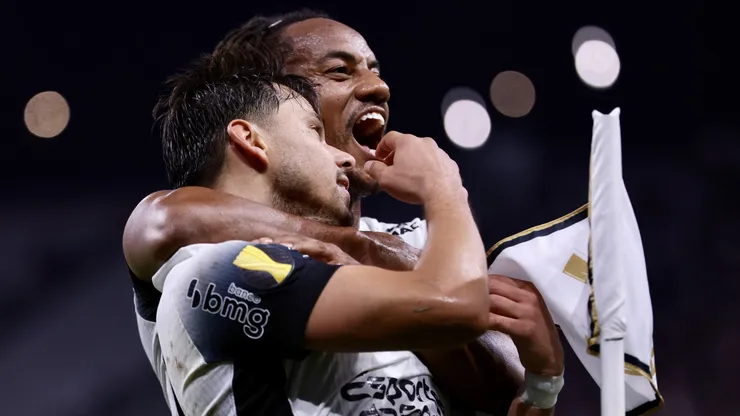 Romero jogador do Corinthians comemora seu gol com Carrillo jogador da sua equipe - Foto: Marcello Zambrana/AGIF