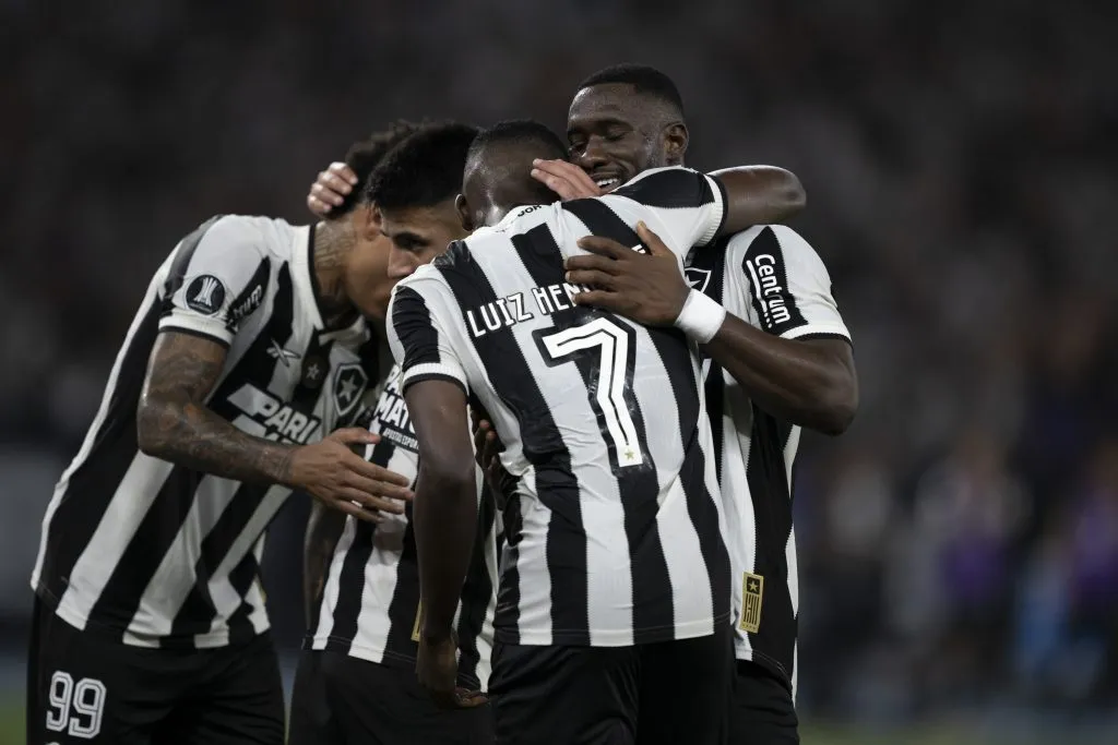 Luiz Henrique jogador do Botafogo comemora seu gol – Foto: Jorge Rodrigues/AGIF