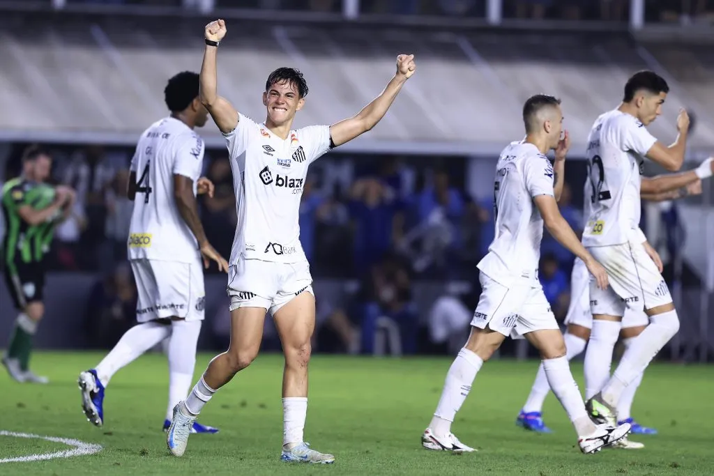 JP Chermont, jogador do Santos comemora seu gol durante partida contra o America-MG no estadio Vila Belmiro pelo campeonato Brasileiro B 2024. Foto: Marcello Zambrana/AGIF
