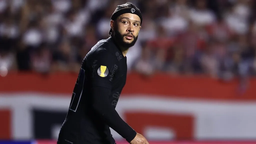 Memphis Depay durante partida. Foto: Marcello Zambrana/AGIF