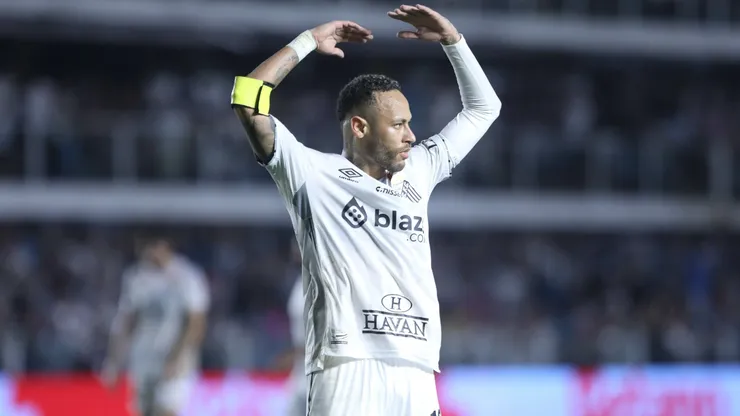 Neymar Jr., do Santos, durante partida contra o Botafogo-SP na Vila Belmiro pelo Campeonato Paulista 2025. Foto: Reinaldo Campos / AGIF
