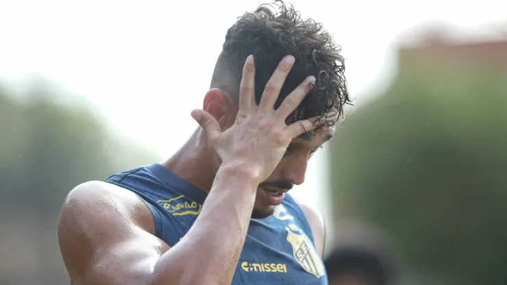 Diego Pituca vem sem moral no Santos e uma saída pode ser antecipada para esta janela - Foto: Reinaldo Campos/AGIF